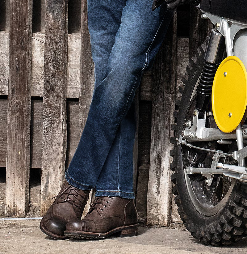 Guy wearing rokker Rokkertech jeans in blue